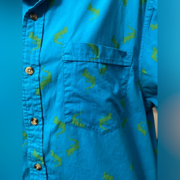 EUC Plugg Men’s Large Button Down Bright Blue Short Sleeve Shirt w/ Gecko Print - Picture 2 of 9